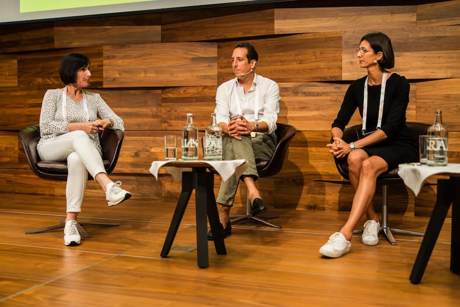 Karin Bosshard im Austausch im Michael Dritsas und Sandra Kurmann.