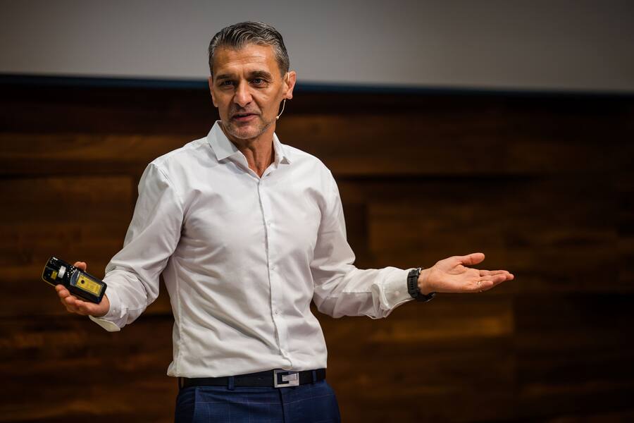 Brachte seine Begeisterung für KI auf die Bühne: Marco Billeter.