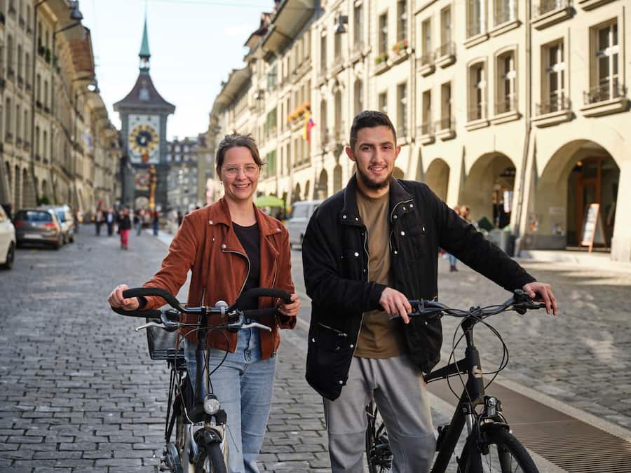 Emirhan Türkoglu und Janine Eberle mit den Velos in der Berner Altstadt.