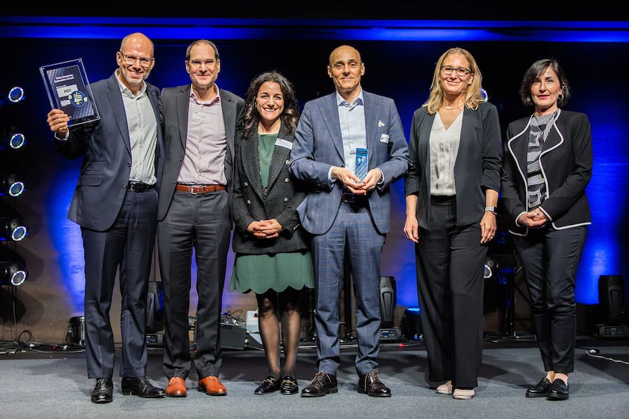 Das Gewinner-Team des 26. Swiss Insurance Innovation Award, mit Jurypräsidentin Karin Bosshard ganz rechts, ist HDI Global SE mit dem Projekt Windkraftplus AI Insurance.