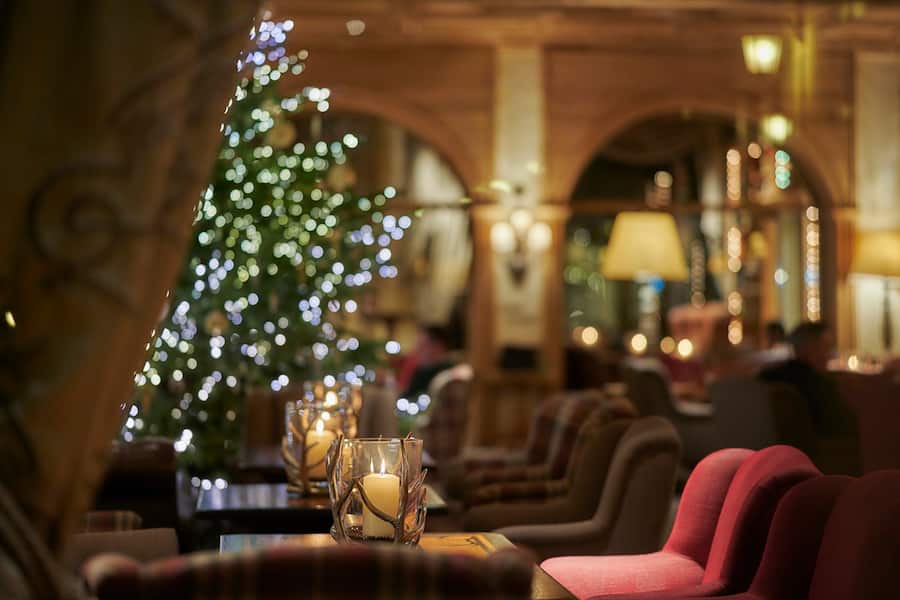 Die weihnachtlich geschmückte Lobby Bar im Hotel Gstaad Palace. Das fünf Sterne superior Luxushotel in den Schweizer Alpen