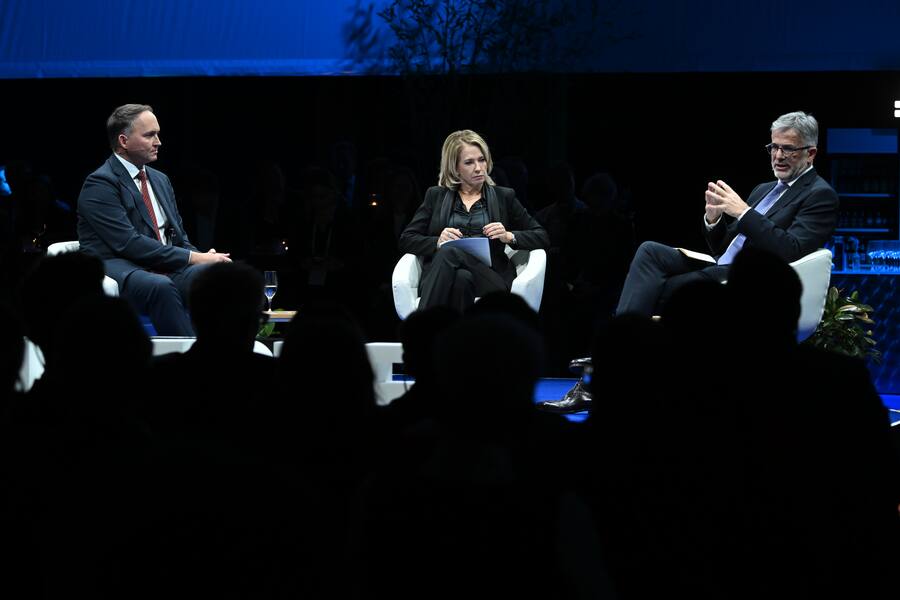 Simon Michel und Marco Sieber auf der Bühne des Lucerne Dialogues