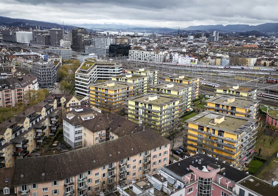 Die Sugus-Wohnbloecke auf dem Zuercher Roentgenareal, Mitte, am 8. Dezember 2024 in Zuerich. Ueber hundert Mietpaerteien mit rund 250 Bewohner sind von einer Leerkuendigung von drei Wohnbloecken auf dem Zuercher Roentgenareal betroffen. Sie sollen bis Ende Maerz 2025 aus ihren Wohungen ausziehen. (KEYSTONE/Michael Buholzer).