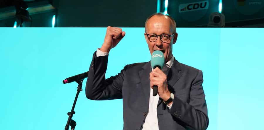 23.02.2025, Berlin: Friedrich Merz (CDU), Parteivorsitzender und Kanzlerkandidat, steht während der Wahlparty im Konrad-Adenauer-Haus auf der Bühne. Am Sonntag fand die vorgezogene Wahl zum 21. Deutschen Bundestag statt. Foto: Michael Kappeler/dpa +++ dpa-Bildfunk +++ (KEYSTONE/DPA/Michael Kappeler)