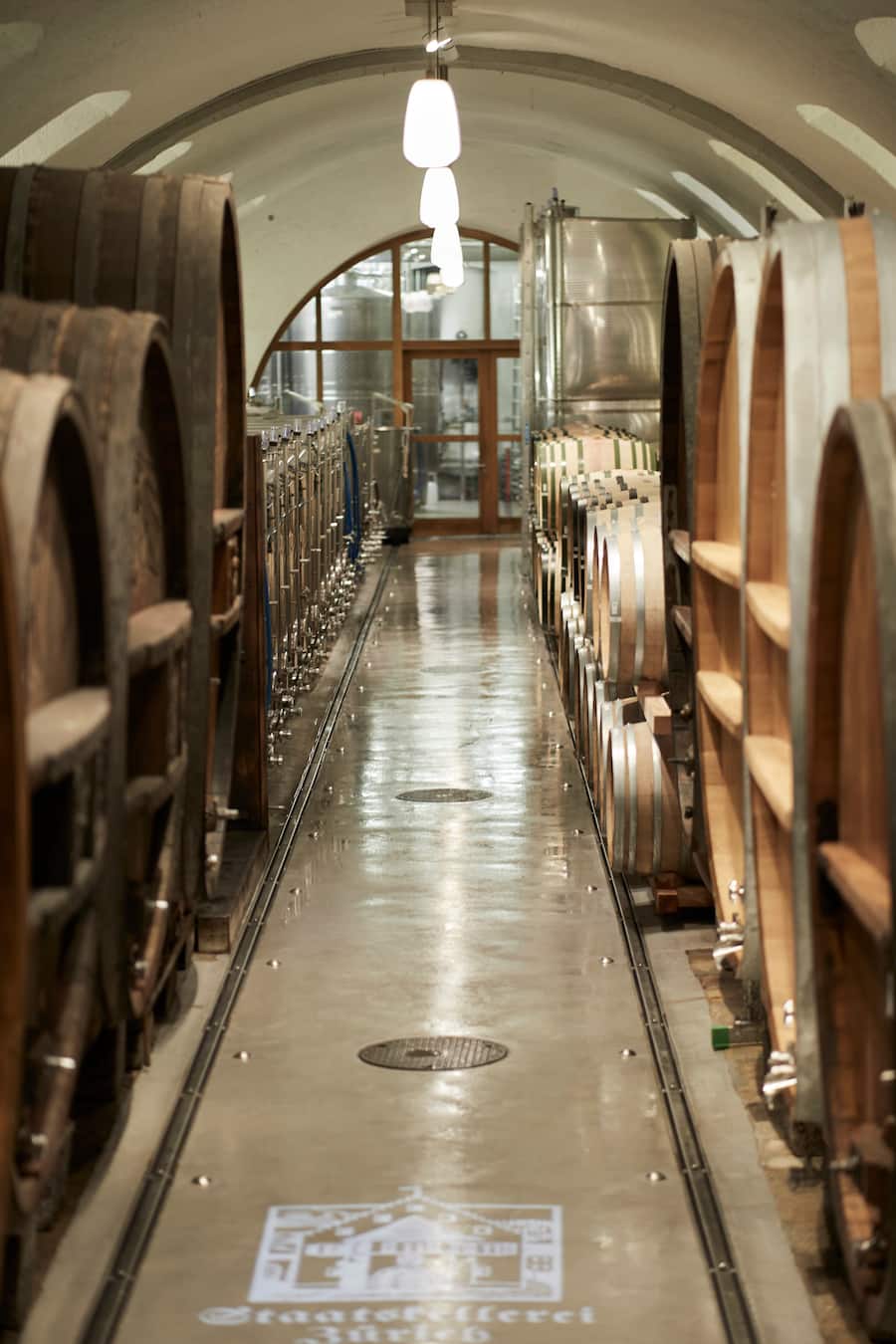Der Keller der Staatskellerei Zürich vereint Tradition und moderne Vinifikation.