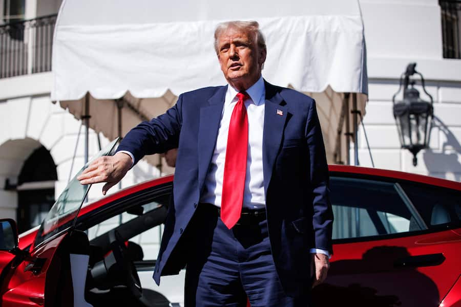 DC: President Trump views Tesla vehicles in Front of The White House President Donald Trump climbs out of a Tesla Model S on the South Lawn of the White House in Washington, D.C. on March 11, 2025. President Trump has said he will buy a Tesla to support Tesla and Elon Musk after recent attacks on Tesla charging stations and calls for boycotts of Tesla products. Photo by Samuel Corum/Pool/ABACAPRESS.COM Washington DC United States PUBLICATIONxNOTxINxFRAxUK Copyright: xPool/ABACAx
