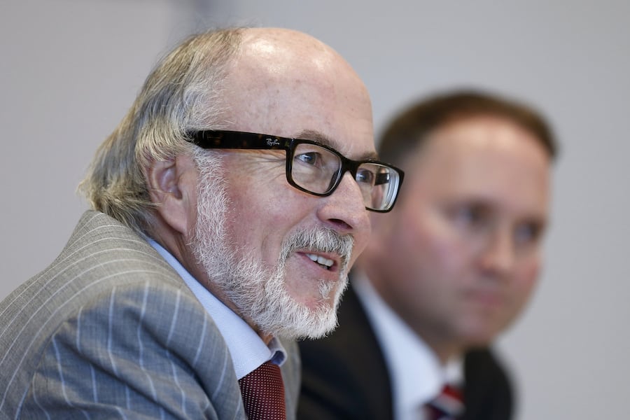 Willy Michel, Verwaltungsratspraesident und CEO der Ypsomed Holding AG, links, und sein Sohn Simon Michel, Senior Vice President Marketing und Sales Ypsomed, waehrend der Bilanzmedienkonferenz des Medizinaltechnikunternehmens, am Dienstag, 27. Mai 2014, in Burgdorf. (KEYSTONE/Peter Klaunzer)