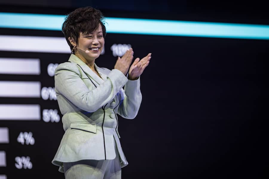 Bild: Philippe Rossier, 1.4..2025, Spreitenbach AG, Umwelt Arena, Launch-Event der chinesischen Automarke BYD in der Schweiz Bild: Stella Li, Executive Vice President, BYD.