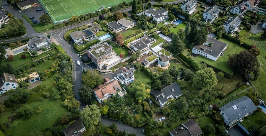 Foto: Blick, Herliberg, 25.09.19. Donenfoto vom Grundstück: Kahn & Thiam. Credit Suisse / UBS.