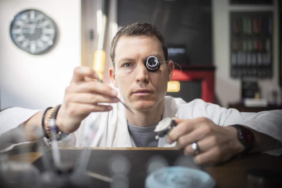 SPERRFRIST - 17 UHR, SONNTAG 14. MAERZ 2021 - Der ehemalige Schweizer Fussballspieler Stephan Lichtsteiner posiert fuer seine "Ausbildung" als Uhrmacher bei der Firma Maurice de Mauriac in Zuerich, aufgenommen am Freitag, 12. Maerz 2021. (KEYSTONE/Ennio Leanza)