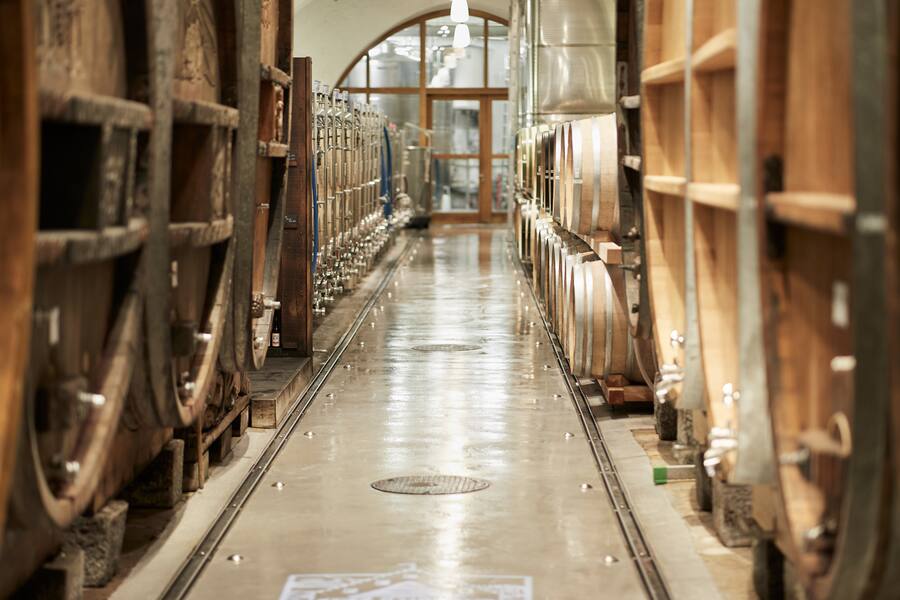 Staatskellerei Zürich Klosterkeller mit Weinfässern