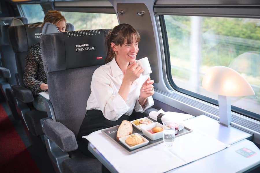Businessfrau im TGV Lyria mit Lunch