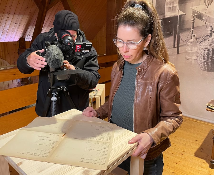 Mariska Beirne, Historikerin und Leiterin des Weinbaumuseums in Wädenswil mit original Aufzeichnungen von Hermann Müller-Thurgau.