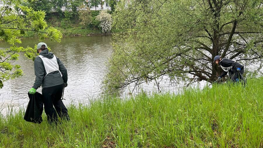 Im Einsatz gegen Litteringsünden: Corporate Volunteers bei einem Cleancup.