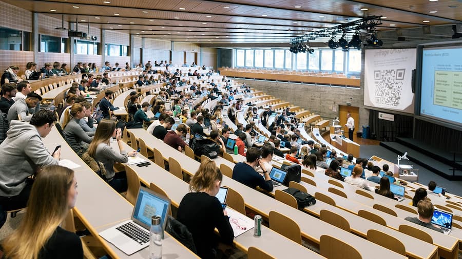 Neben dem Besuch von Vorlesungen (wie hier an der Hochschule St. Gallen) sollten Wirtschaftsstudierende gemäss Simon Zysset auch praxisbezogene Erfahrungen im Nachhaltigkeitsbereich machen.