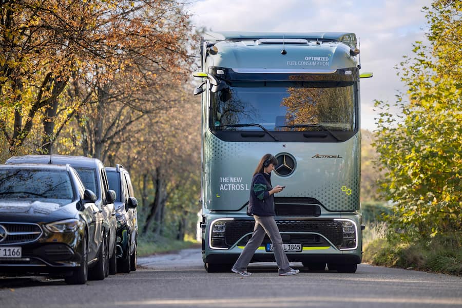 Mercedes-Benz Trucks: Active Brake Assist 6 mit Fussgängererkennung und automatisierter Bremsung