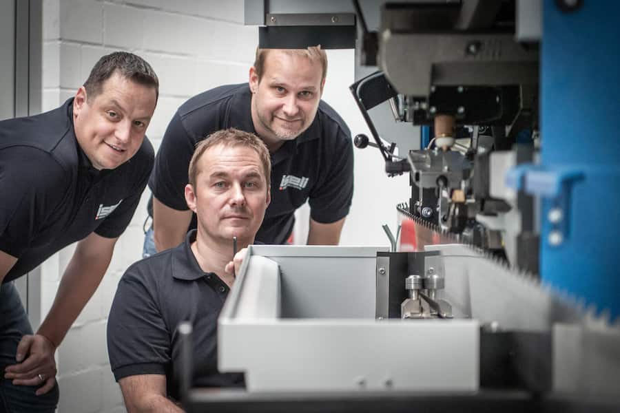 Zentralschweizer Firmenperle: Iseli & Co. AG, Schötz. Auf dem Bild zu sehen sind von links: Nils Hartmann, Philipp Iseli und Christian Iseli. Das Bild entstand am Mittwoch, 23. April 2025. Bild: Pius Amrein (Luzerner Zeitung) Wirtschaft, Fabrik, Industrie, Maschinen, Maschinenbau, Schärfemaschinen, Sägeblätter, Sägeindustrie Credit: CH Media/Pius Amrein