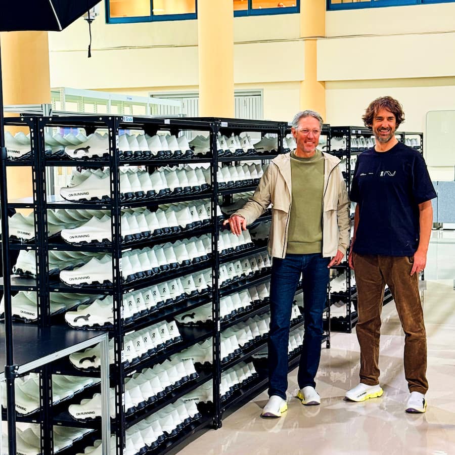 On-Mitgründer Olivier Bernhard (links) und Caspar Copetti in der neuen Lightspray-Fabrik in Südkorea.