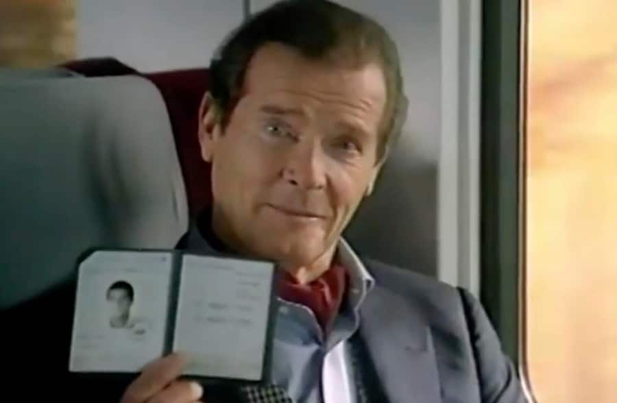 Roger Moore macht Werbung für das Halbtax-Abo der SBB