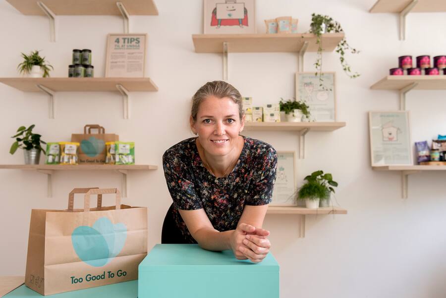 Mette Lykke fra madspildsappen "To good to Go" i den nye butik paa Frederiksberg. (KEYSTONE/SCANPIX_DK/LINDA KASTRUP)