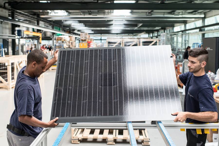 Mitarbeiter von Meyer Burger mit Solarpanel