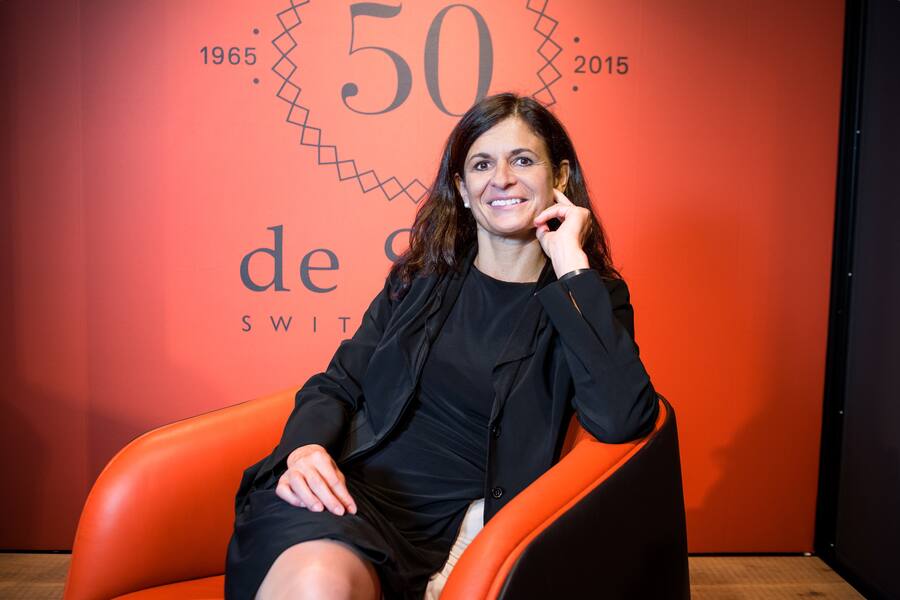 Der Aargauer Moebel-Hersteller de Sede feiert sein 50-Jaehriges Bestehen mit einem neuen Sessel, dem DS900, designt von zwei Studenten der ECAL Lausanne. Im Bild: CEO Monika Walser im DS900.Fotografiert am 15. Juni 2015.