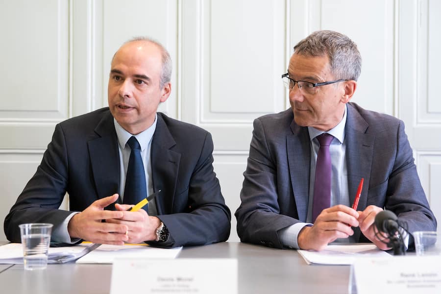 Denis Morel, Leiter E-Voting Schweizerische Post AG, links, spricht neben Rene Lenzin, Stv. Leiter Kommunikation Bundeskanzlei, waehrend einem Mediengespraech, am Montag, 25. Februar 2019 in Bern. (KEYSTONE/Peter Klaunzer)