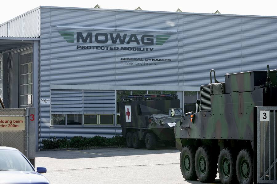 Armored vehicles and logo in front of a building of vehicles manufacturer Mowag GmbH in Kreuzlingen in the canton of Thurgau, Switzerland, pictured on September 30, 2009. (KEYSTONE/Gaetan Bally)Gepanzerte Fahrzeuge und Logo vor einem Gebauede des Fahrzeugherstellers Mowag GmbH in Kreuzlingen im Kanton Thurgau, aufgenommen am 30. September 2009. (KEYSTONE/Gaetan Bally)