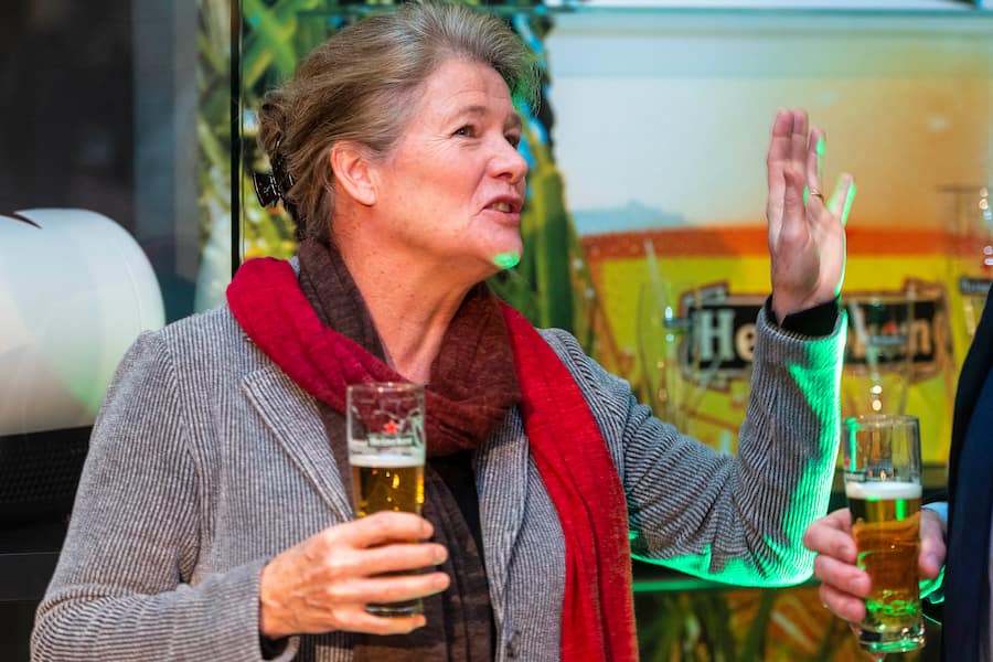 2018-11-27 18:30:31 AMSTERDAM - Grootaandeelhouder Charlene de Carvalho-Heineken woont de opening bij van de Heritage Quarter, een ruimte in de in de Heineken Experience waar voorwerpen uit de Heineken collectie worden tentoongesteld. ANP EVERT ELZINGA (KEYSTONE/ANP/"Evert Elzinga")