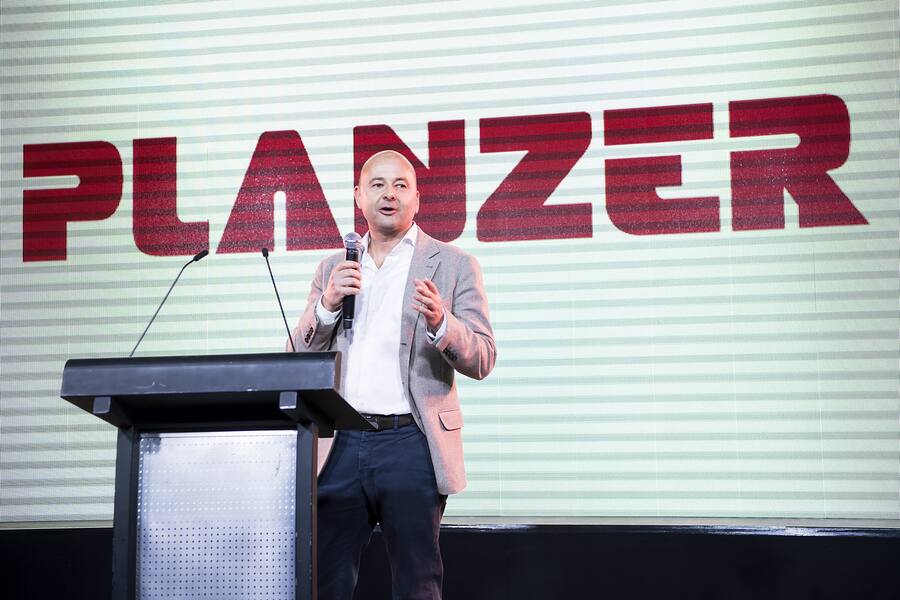 Nils Planzer, CEO de Planzer, parle lors de l'inauguration du Centre Rail de l'entreprise Planzer Transports SA ce jeudi 18 janvier 2018 a Penthalaz. (KEYSTONE/Jean-Christophe Bott)