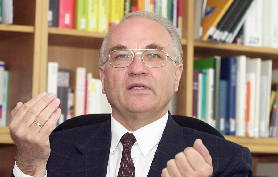 Professor Norbert Thom, Direktor des Instituts fuer Organisation und Personal der Uni Bern, am Montag, 10. September 2001 in Bern beim Contex Interview. (KEYSTONE/Edi Engeler)