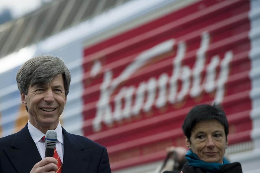 Oscar A. Kambly, Verwaltungsrats Praesident der Firma Kambly spricht am Samstag 20. Maerz 2010 in Trubschachen. Der traditionelle Emmentaler Biscuithersteller feiert sein 100-jaehriges Bestehen. (KEYSTONE/Peter Schneider)