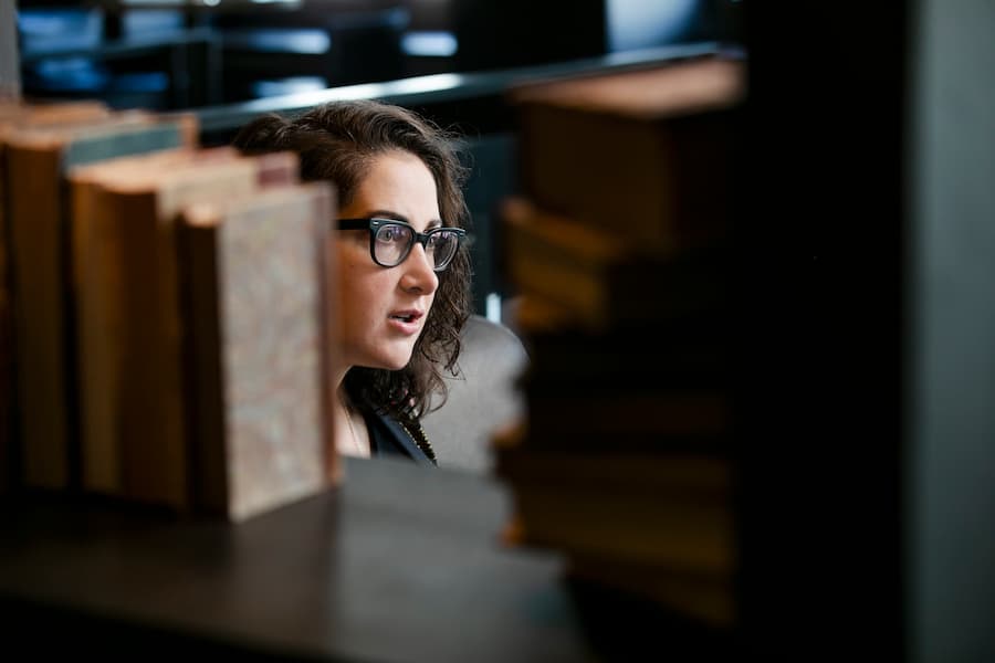 Rahaf Harfoush, Digital-Anthropologin und Autorin mit Journalist Tim Höfinghoff