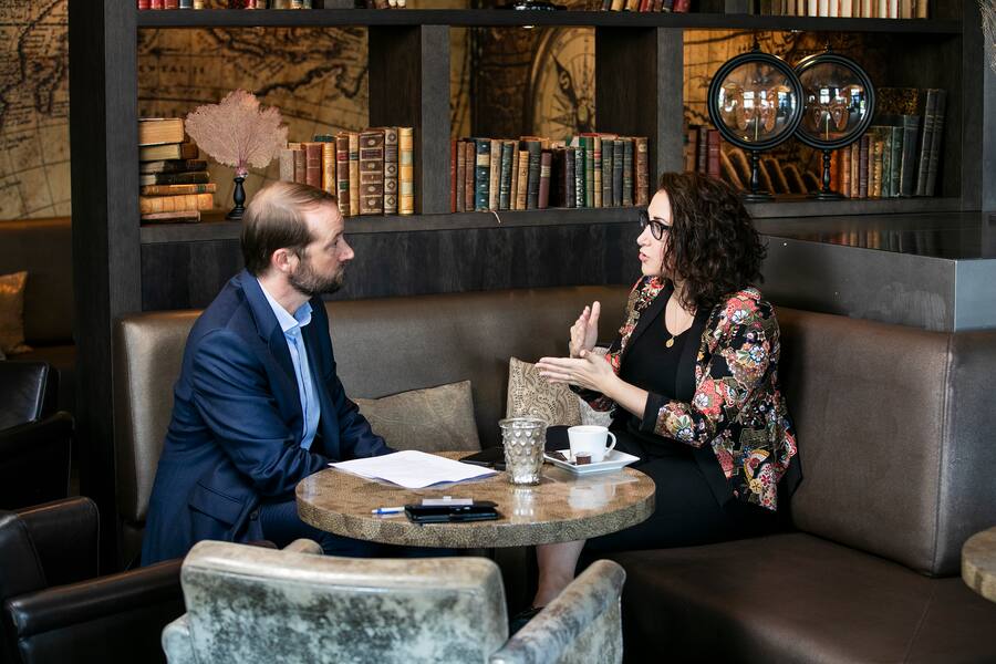 Rahaf Harfoush, Digital-Anthropologin und Autorin mit Journalist Tim Höfinghoff