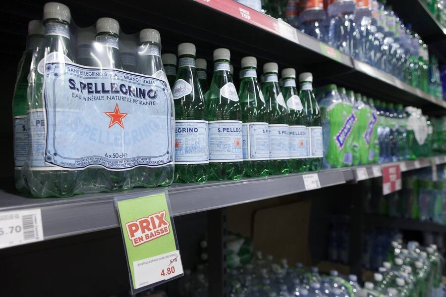 San Pellegrino im Regal