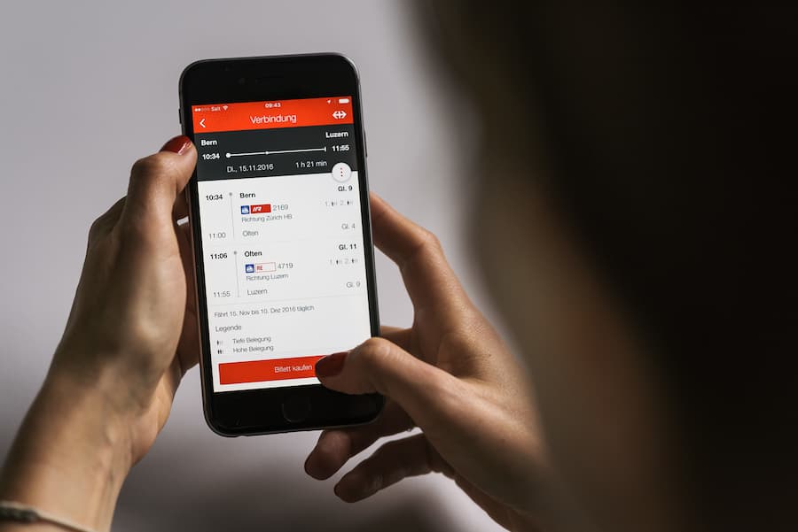 A woman checks a train connection on the SBB Mobile App, photographed in Zurich, Switzerland, on November 15, 2016. (KEYSTONE/Christian Beutler)Eine Frau prueft eine Zugverbingung auf der SBB Mobile App, fotografiert am 15. November 2016 in Zuerich. (KEYSTONE/Christian Beutler)