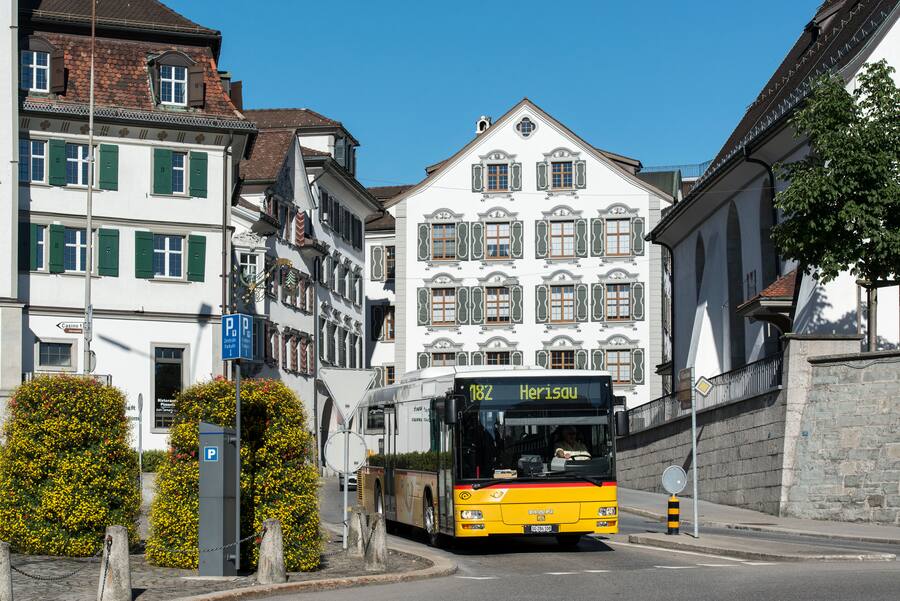 the Postauto coach in the center of Herisau, canton of Appenzell Ausserrhoden, Switzerland, pictured on August 5, 2013. (KEYSTONE/Christian Beutler)Das Postauto im Zentrum von Herisau, Kt. Appenzell Ausserrhoden, aufgenommen am 5. August 2013. (KEYSTONE/Christian Beutler)