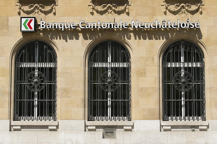 The logo of the cantonal bank of Neuchatel, photographed at a branch in La Chaux-de-Fonds, Switzerland, on May 17. (KEYSTONE/Thomas Delley)Le logo de la Banque Cantonale Neuchateloise, BCN, photographie le 17 mai 2017 sur la facade de l'Agence de la Banque Cantonale a La Chaux-de-Fonds. (KEYSTONE/Thomas Delley)