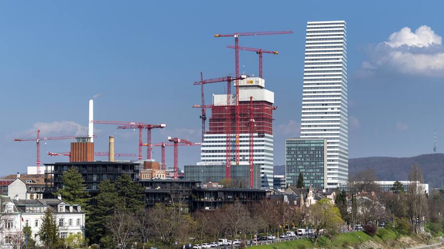 Der Roche-Turm (Bau 1), rechts, und der neue, im Bau befindliche Turm, links, in Basel, am Mittwoch, 25. Maerz 2020. (KEYSTONE/Georgios Kefalas)
