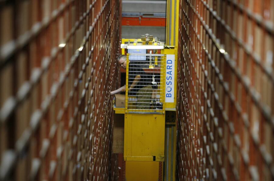 Lagermitarbeiter bei Bossard
