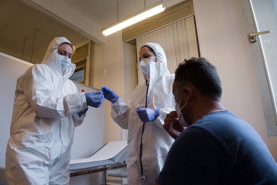 Medizinisches Personal mit einem Abstrichstaebchen eines Coronavirus-Tests im Coronavirus Testzentrum in Mendrisio, am Dienstag, 28. April 2020. Das Testzentrum in Mendrisio ist eines von vier Testzentren zur Entlastung der Arztpraxen und Spitaeler im Tessin. (KEYSTONE/Ti-Press/Alessandro Crinari)