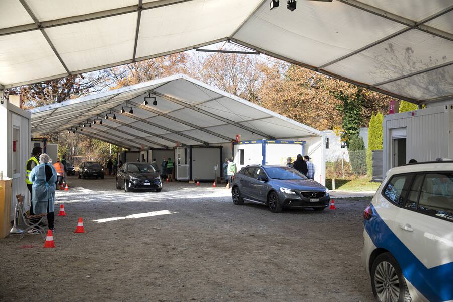 Das Coronavirus Drive-in Schnelltestzentrum in Belp, am Dienstag, 10. November 2020. (KEYSTONE/Peter Klaunzer)