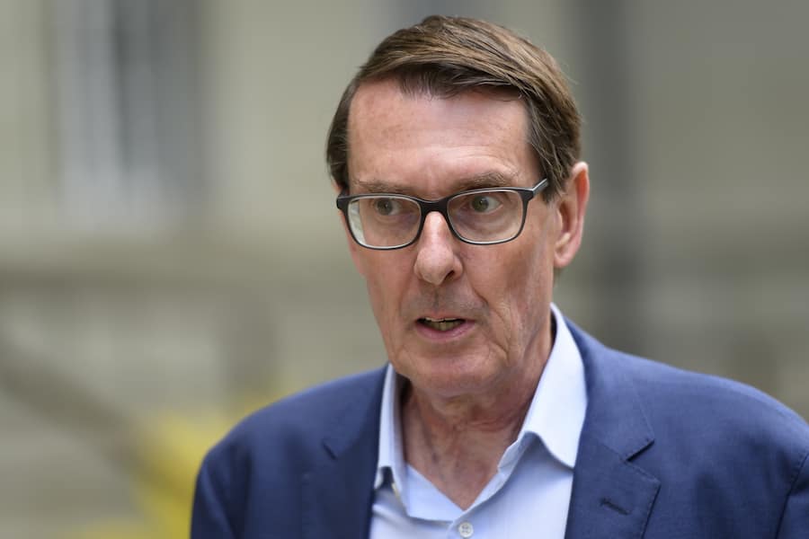 Andreas Zuellig, Praesident hotelleriesuisse, spricht mit Journalisten vor eine Austausch mit den Vertretern der Schweizer Tourismusbranche und dem Bundesrat wegen der Coronavirus-Krise, am Sonntag, 26. April 2020 vor dem Bernerhof in Bern. (KEYSTONE/Anthony Anex)