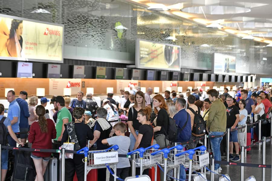 Warteschlangen vor den Check-In Schaltern beim Ferienstart auf dem Flughafen Zuerich in Kloten am Samstag, 13. Juli 2019. (KEYSTONE/Walter Bieri)
