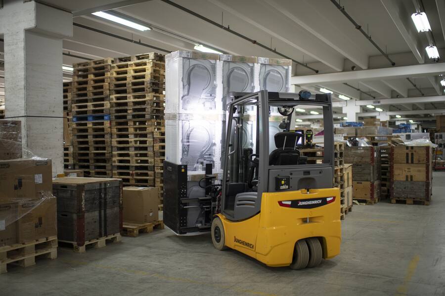 Ein Stapler mit Kuehlschranken, im neuen Logistikzentrum der Dipl. Ing. Fust AG aufgenommen anlaesslich der Eroeffnung, am Donnerstag, 12. September 2019, in Oberbueren. (KEYSTONE/Gian Ehrenzeller)
