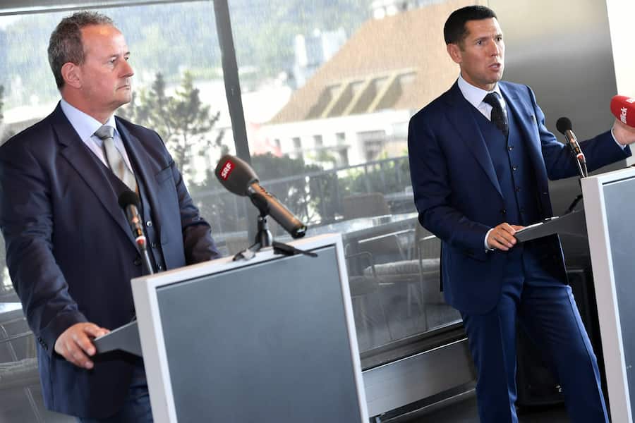 Thomas Herbert, rechts, CEO Globus und Beat Zahnd, links, Mitglied Generaldirektion MGB an einer Medienkonferenz in Zuerich am Freitag, 12. Mai 2017. Die Migros legt ihre Modeketten Globus, Herren Globus und Schild unter der Dachmarke Globus zusammen. Die Namen Schild und Herren Globus verschwinden. In der Zentrale in Spreitenbach fuehrt die Reorganisation zum Abbau von rund 80 der 400 Stellen. (KEYSTONE/Walter Bieri)