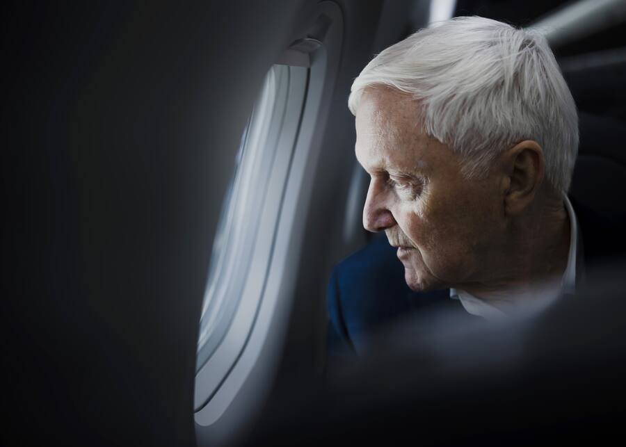 Martin Ebner, Eigentuemer Helvetic Airways Group schaut aus einem Flugzeugfenster, waehrend eines Medienanlass von Helvetic Airways in einem Hangar am Flughafen Zuerich, am Dienstag, 1. Maerz 2022 in Zuerich Kloten. (KEYSTONE/Michael Buholzer)