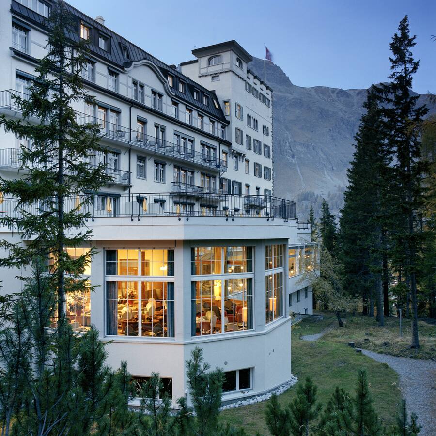 Das Hotel Waldhaus mit dem Salon und Aufenthaltsraum in Sils-Maria, Schweiz, aufgenommen am 9. Oktober 2007. (KEYSTONE/Gaetan Bally)View of the hotel "Waldhaus" with the lounge in Sils-Maria in the canton of Grisons, Switzerland, pictured on October 9, 2007. (KEYSTONE/Gaetan Bally)