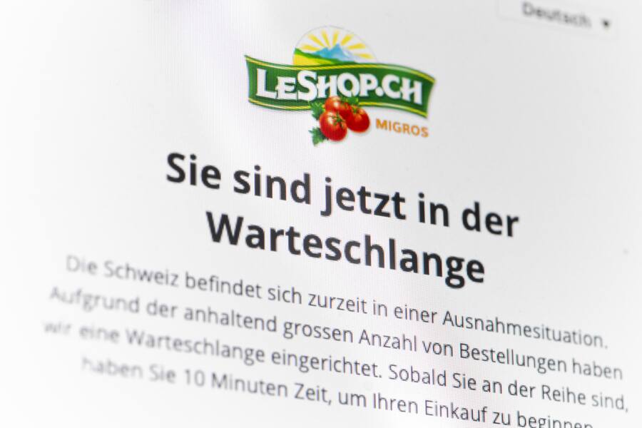 Der Lebensmittel-Onlinehaendlers Le Shop der Migros zeigt auf seiner Homepage "Sie sind jetzt in der Warteschlange", aufgenommen am Mittwoch 18. Maerz 2020 in Zuerich. (KEYSTONE/Ennio Leanza)