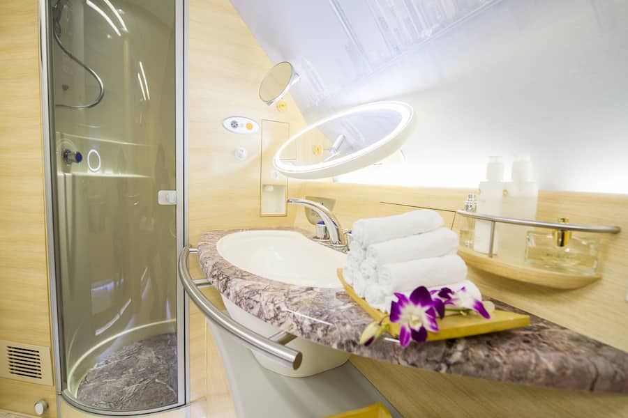 Blick in die First-Class-Dusche, anlaesslich der Praesentation des neuen A380 der Emirates, am Mittwoch, 8. Januar 2014 auf dem Flughafen Zuerich Kloten. Die Fluggesellschaft Emirates bedient die Strecke Zuerich-Dubai seit Anfang 2014 mit dem Airbus A380. (KEYSTONE/Ennio Leanza)